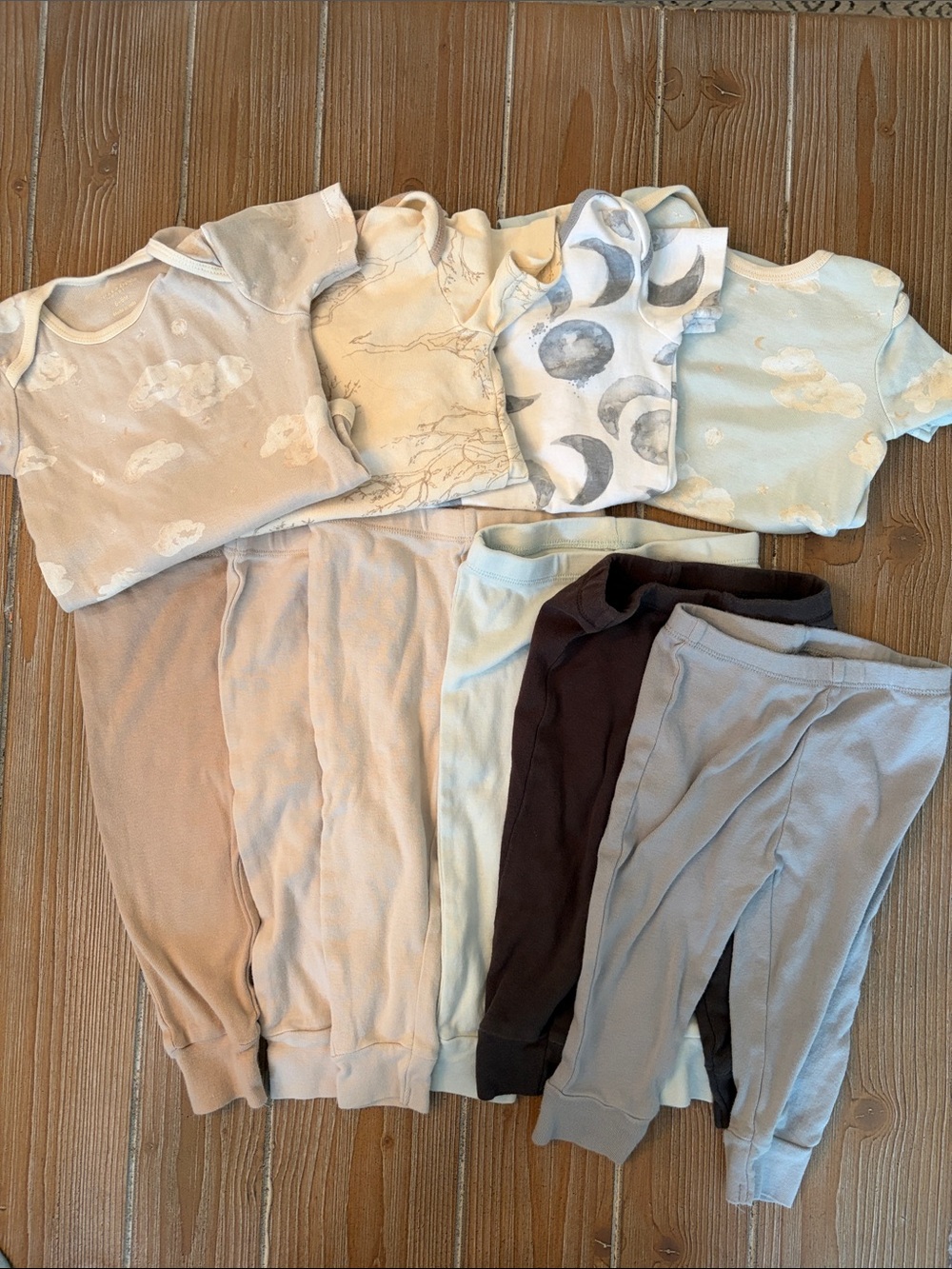 Burt's Bees Set of Six Pants and 4 Bodysuits Size 6-9months